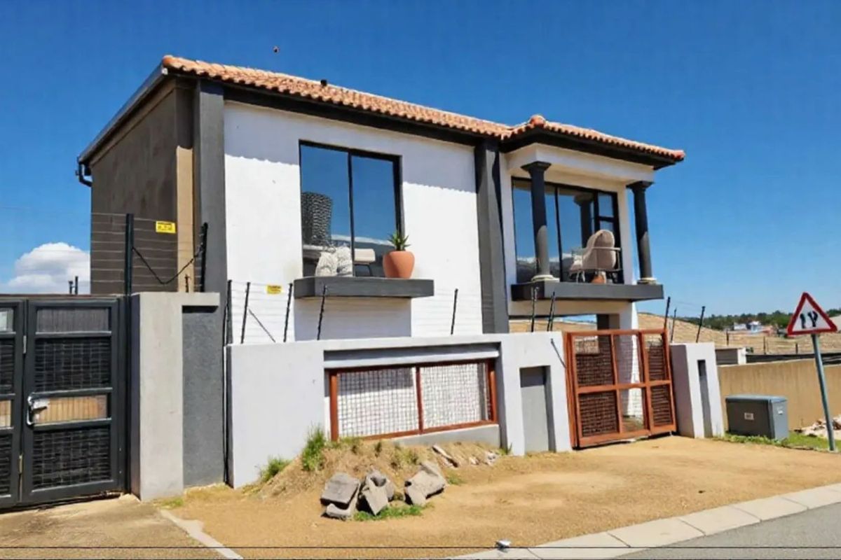 House For Sale in Riverside View - Photo 2