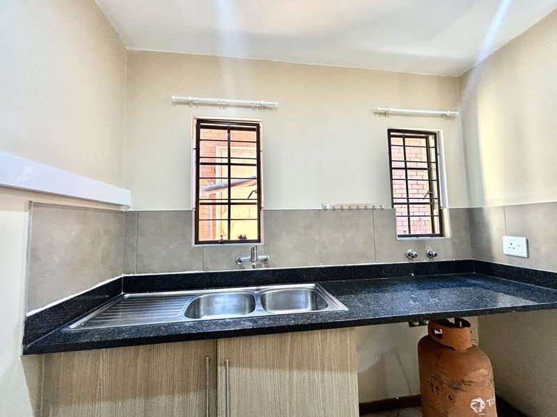 Townhouse For Sale in Mooikloof Ridge - Photo 9