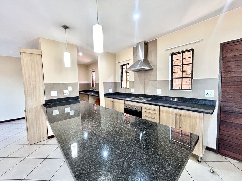 Townhouse For Sale in Mooikloof Ridge - Photo 6