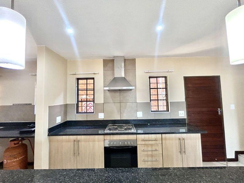 Townhouse For Sale in Mooikloof Ridge - Photo 5