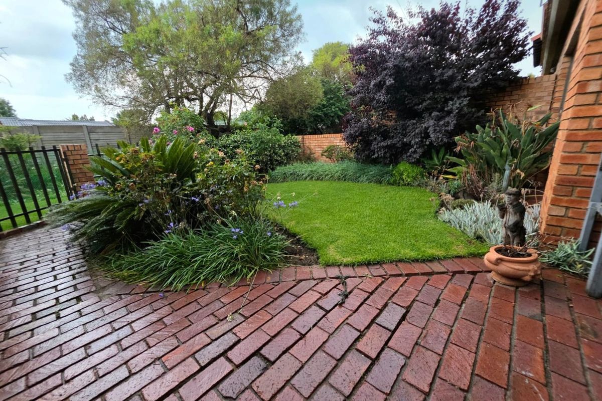 Townhouse For Sale in Secunda Central - Photo 2