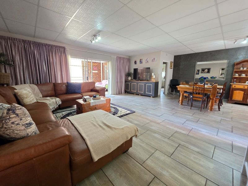 House For Sale in Rhodesdene - Photo 2