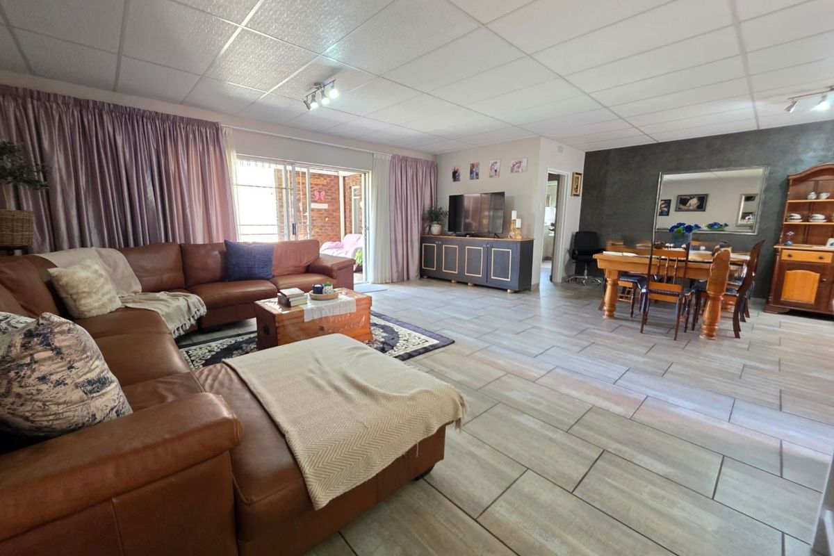 House For Sale in Rhodesdene - Photo 2