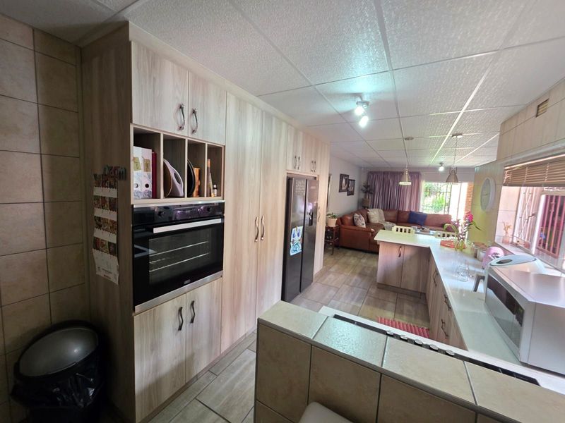 House For Sale in Rhodesdene - Photo 7