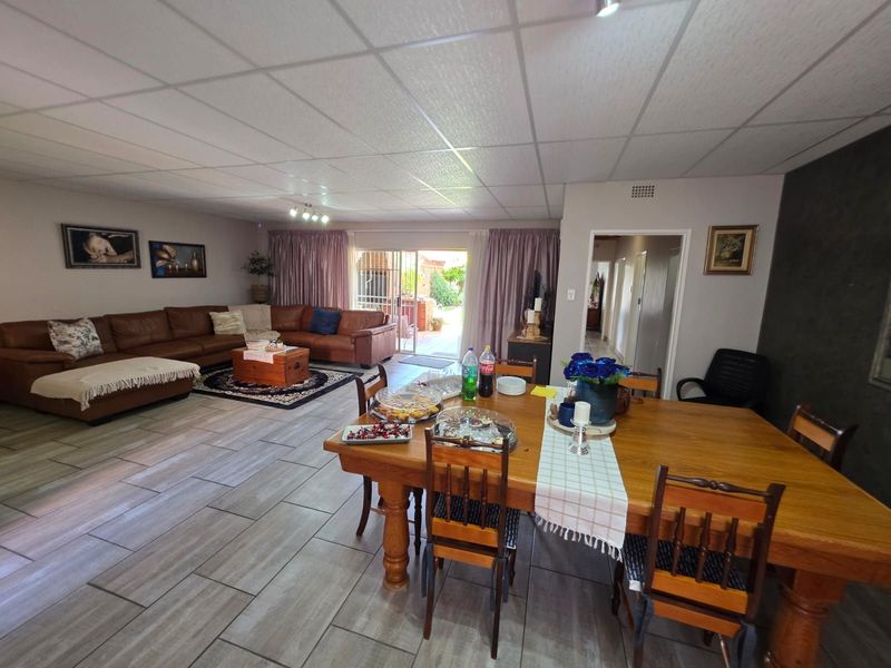 House For Sale in Rhodesdene - Photo 3