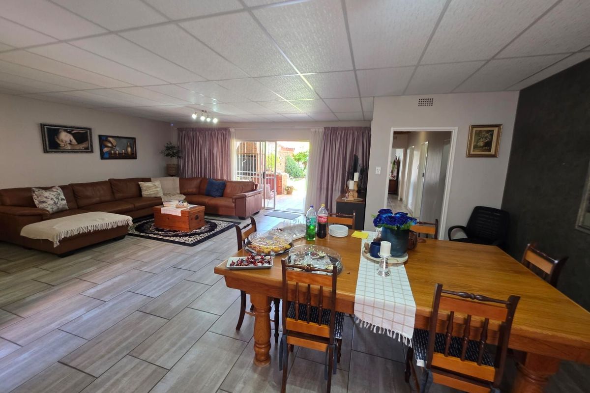 House For Sale in Rhodesdene - Photo 3