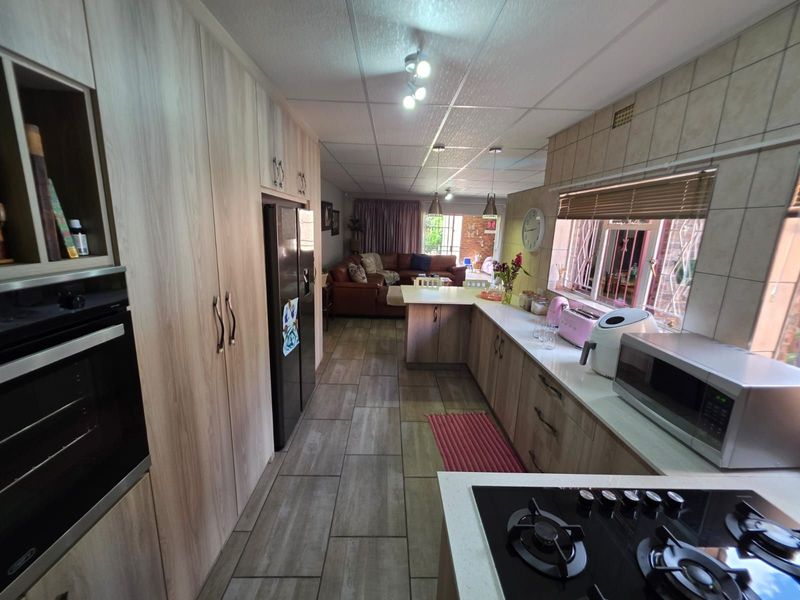 House For Sale in Rhodesdene - Photo 5