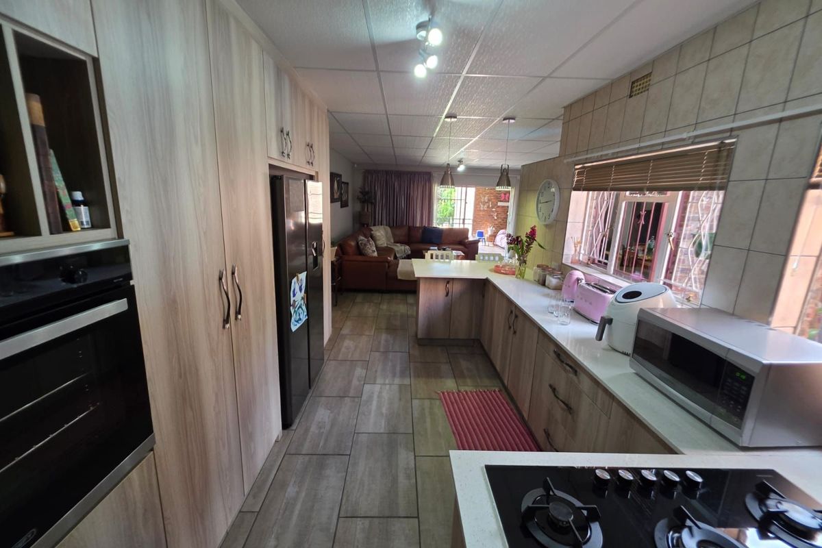 House For Sale in Rhodesdene - Photo 5