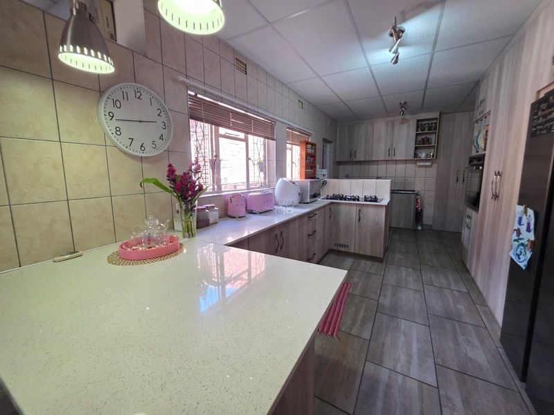 House For Sale in Rhodesdene - Photo 6