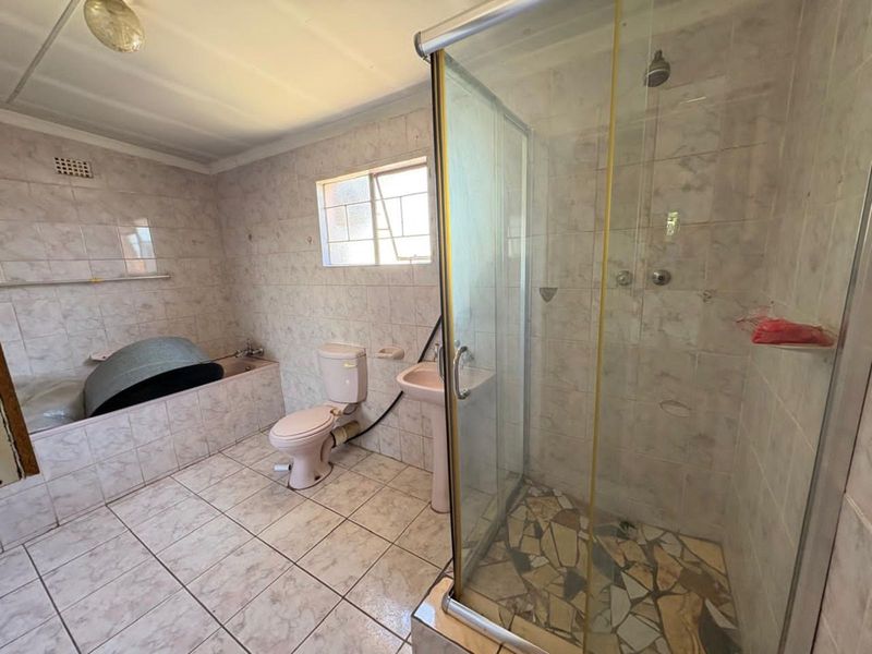 House For Sale in Galeshewe Ext 7 - Photo 9
