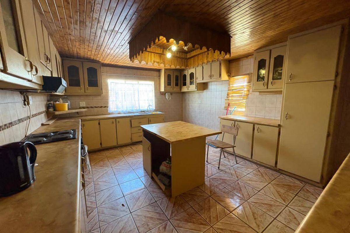 House For Sale in Galeshewe Ext 7 - Photo 4