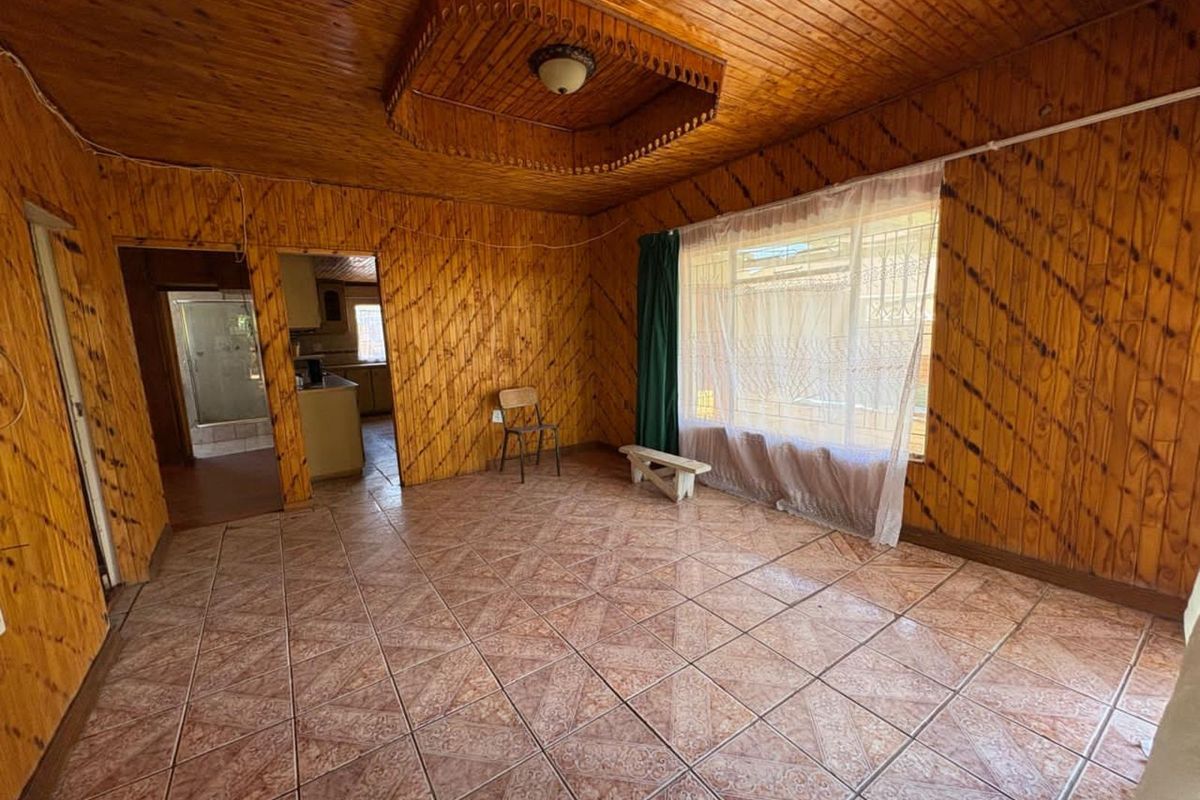 House For Sale in Galeshewe Ext 7 - Photo 3