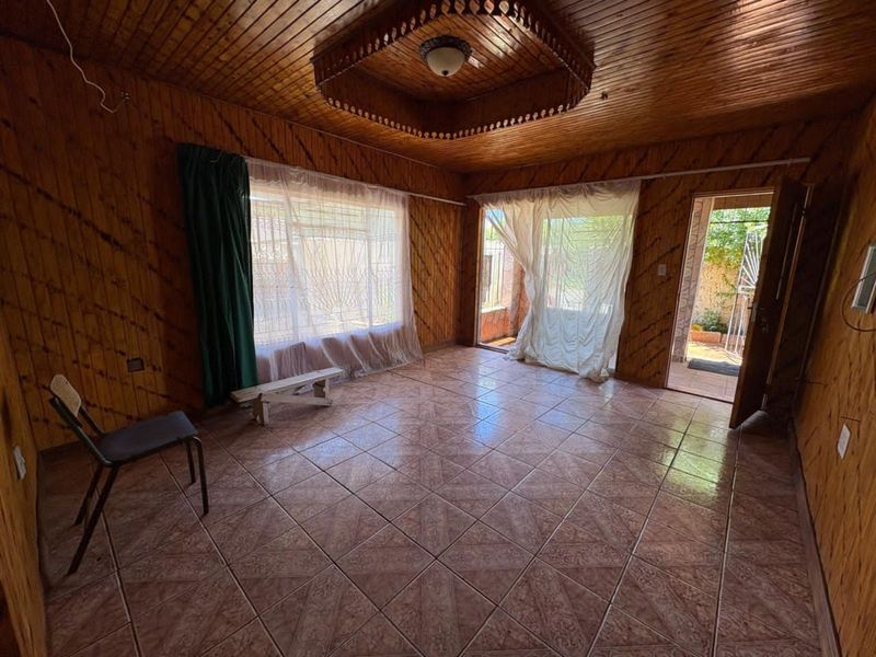 House For Sale in Galeshewe Ext 7 - Photo 2