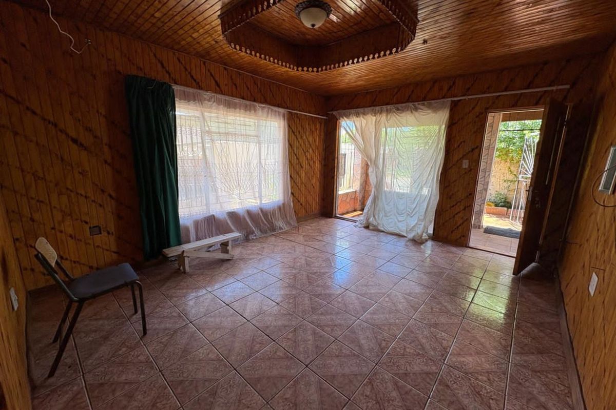 House For Sale in Galeshewe Ext 7 - Photo 2