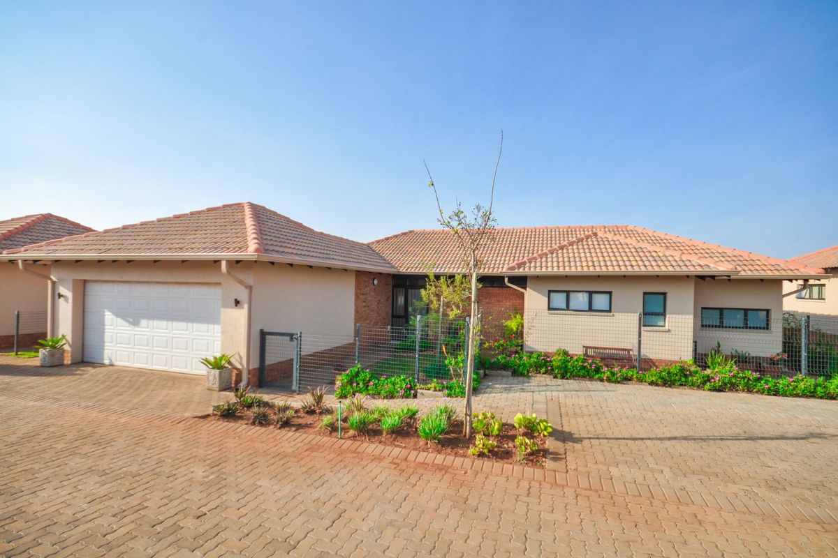 Townhouse For Sale in The Retreat - Photo 3