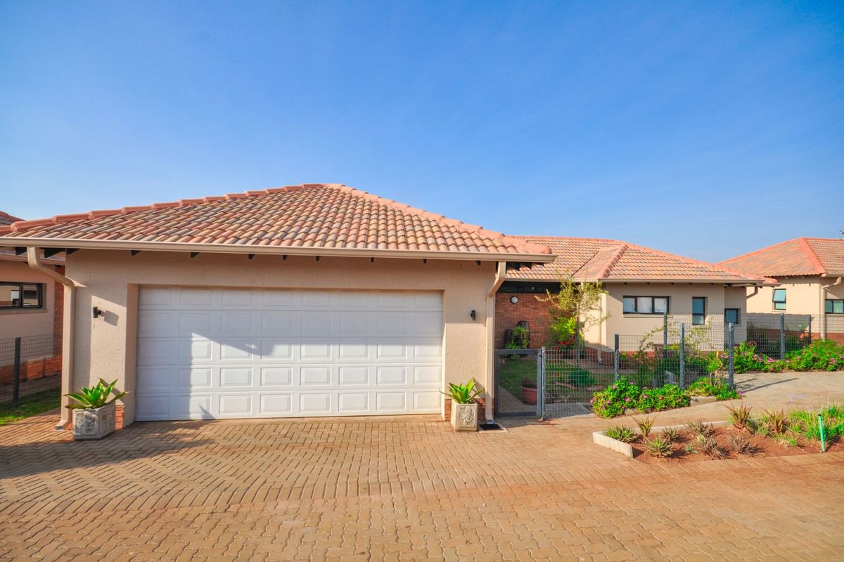 Townhouse For Sale in The Retreat - Photo 2