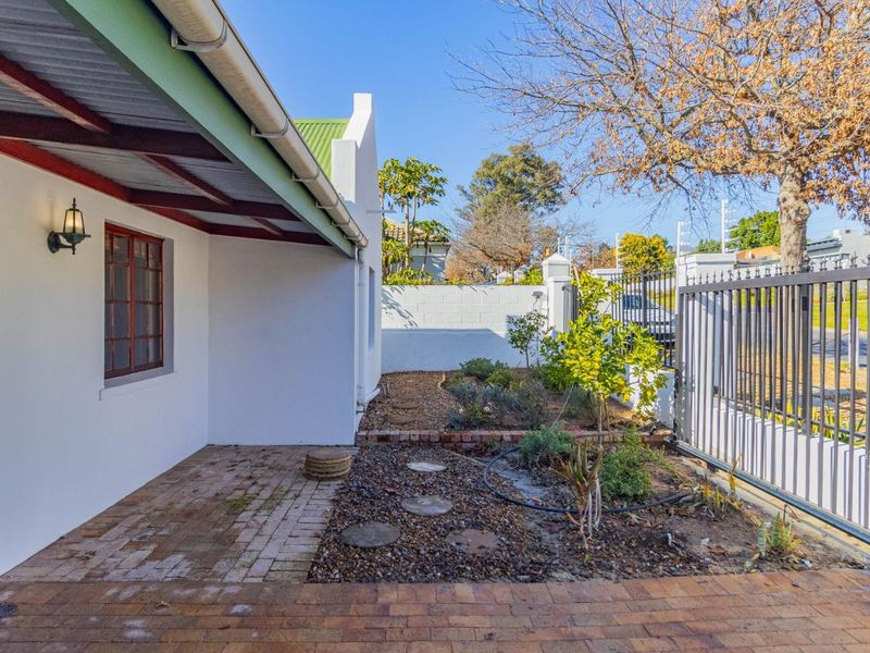 House For Sale in Paradyskloof - Photo 2