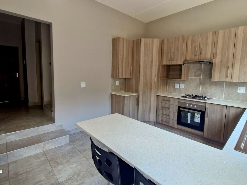 Townhouse For Sale in Die Heuwel Ext 2 - Photo 2