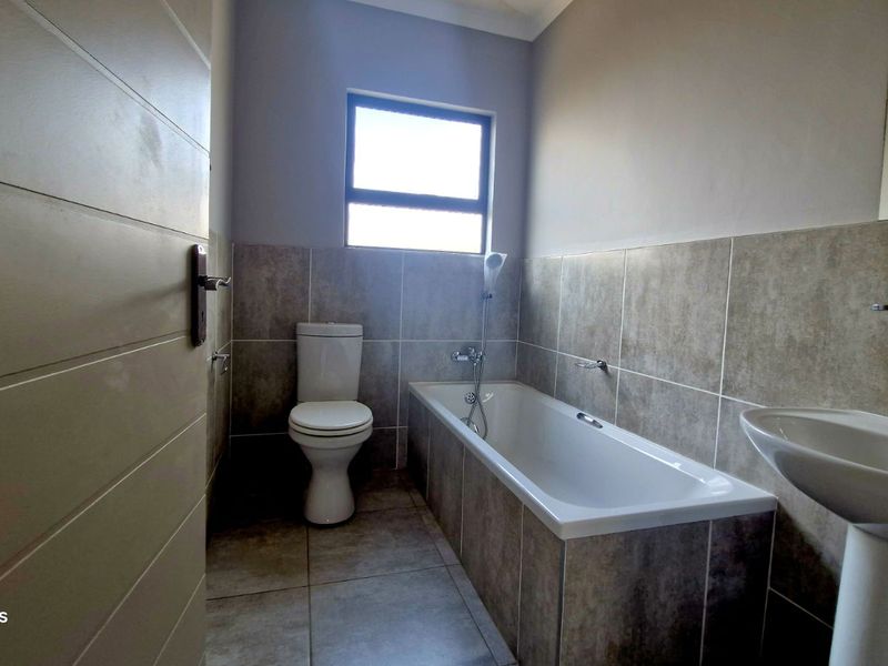 Townhouse For Sale in Die Heuwel Ext 2 - Photo 10