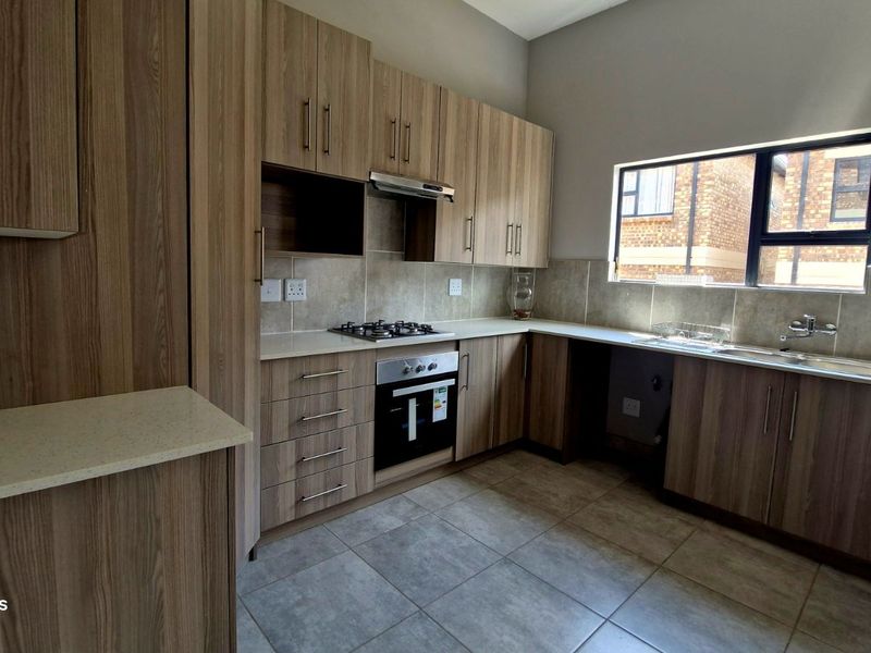 Townhouse For Sale in Die Heuwel Ext 2 - Photo 8