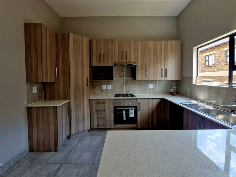 Townhouse For Sale in Die Heuwel Ext 2 - Photo 1