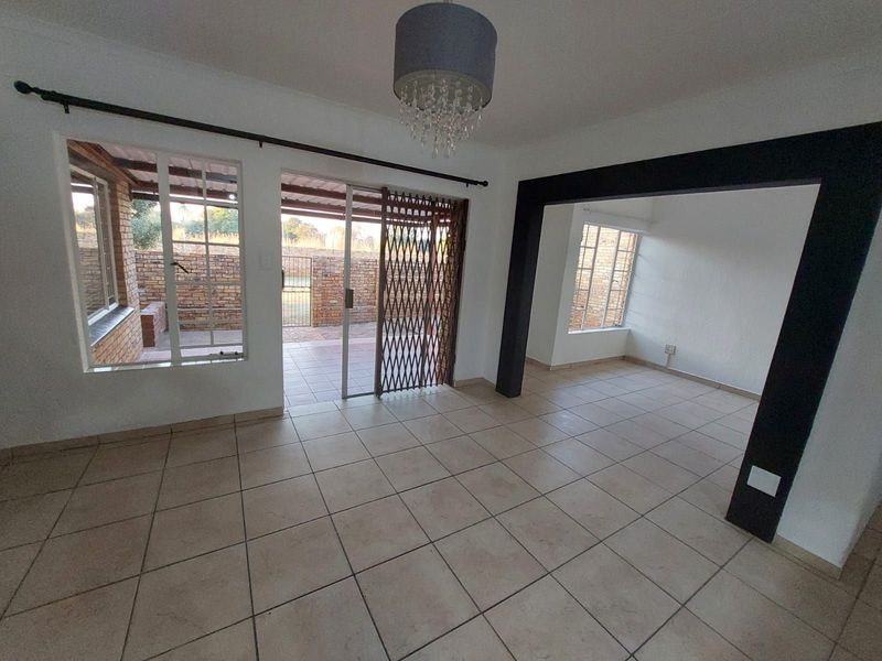 Townhouse For Sale in Safari Gardens - Photo 5