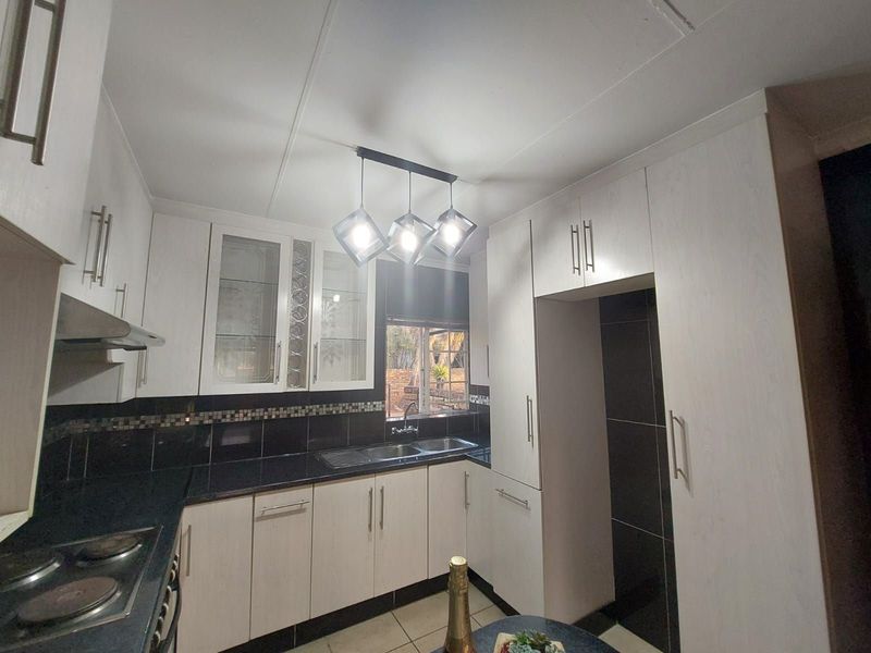 Townhouse For Sale in Safari Gardens - Photo 4