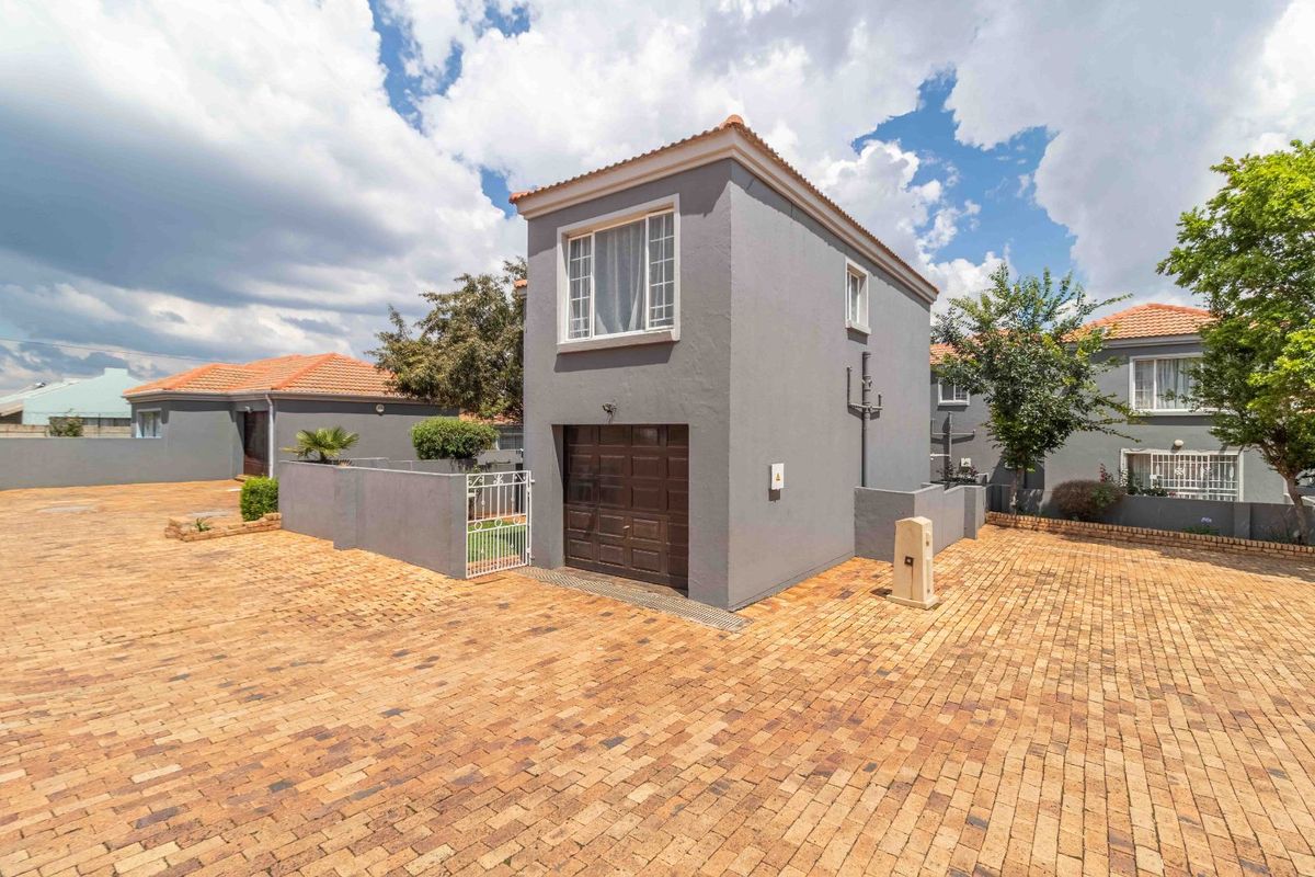 Townhouse For Sale in Groblerpark - Photo 2