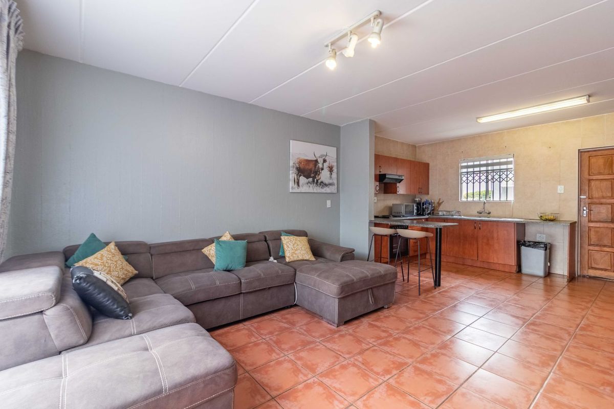 Townhouse For Sale in Groblerpark - Photo 5