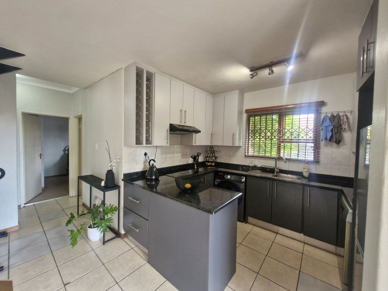Townhouse For Sale in Fourways - Photo 9