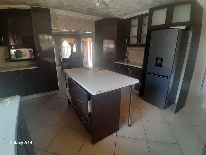 House For Sale in Hammanskraal Central - Photo 2