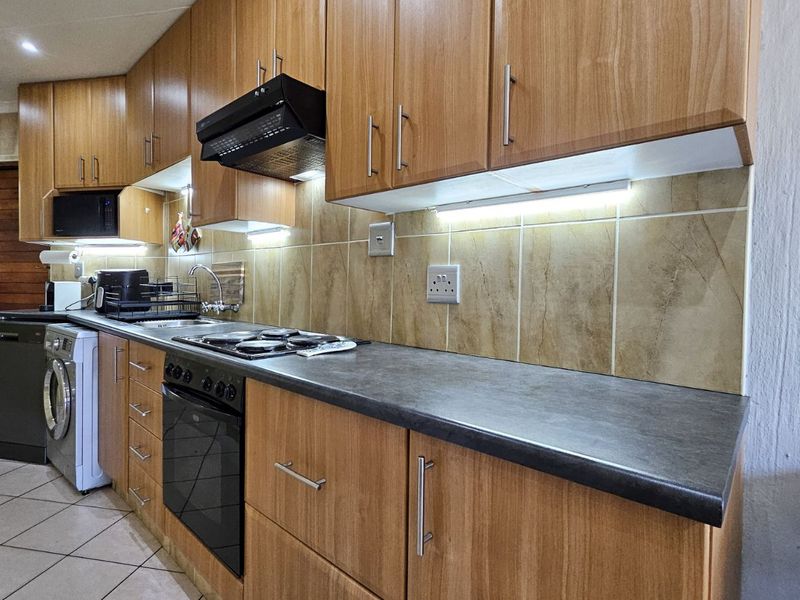 Townhouse For Sale in Wilgeheuwel - Photo 6