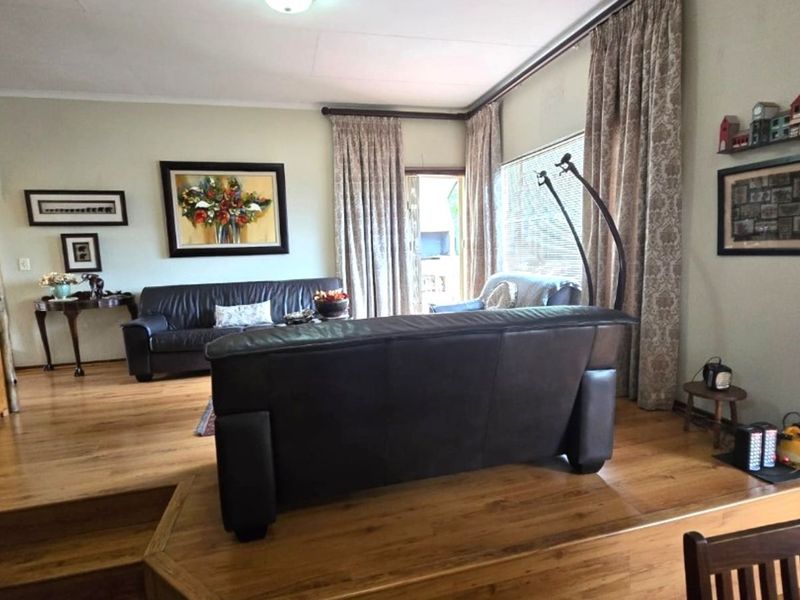 Townhouse For Sale in Wilro Park - Photo 8