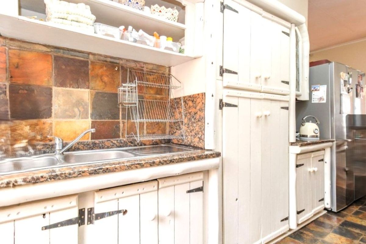 Townhouse For Sale in Wilro Park - Photo 2