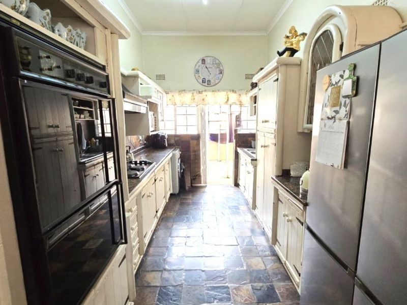 Townhouse For Sale in Wilro Park - Photo 3