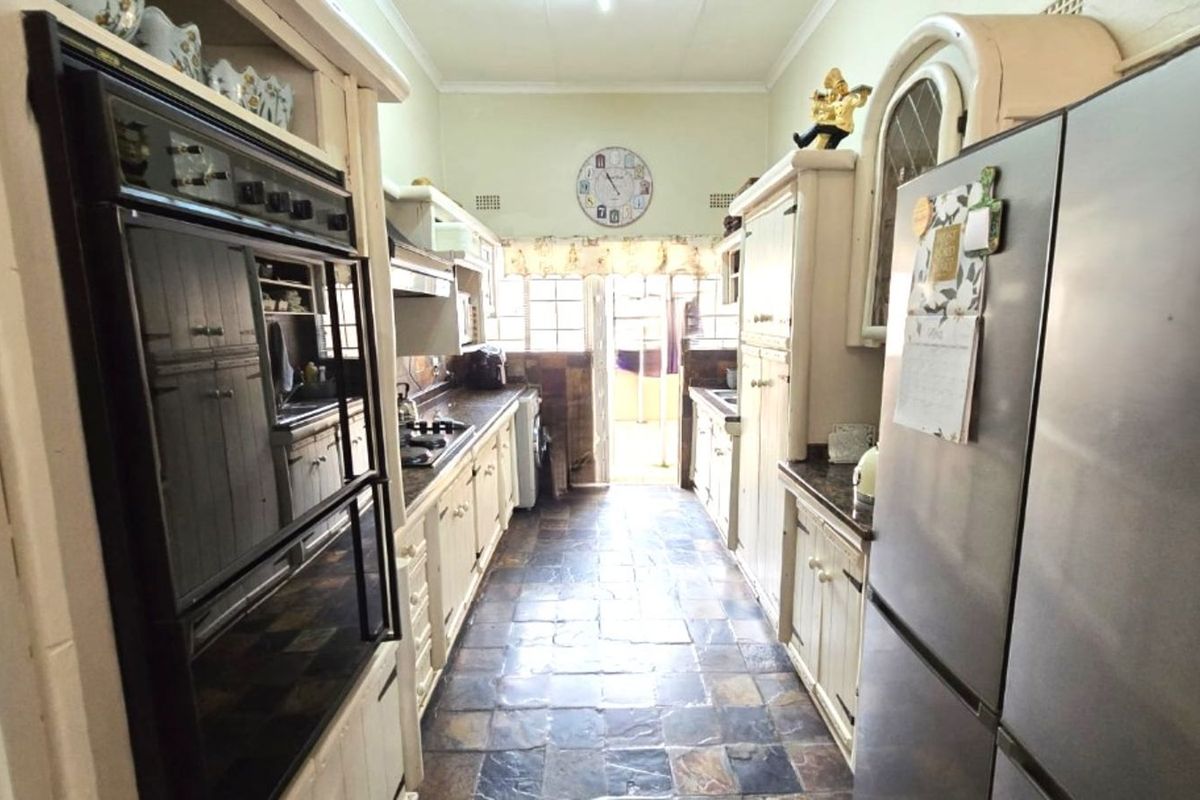 Townhouse For Sale in Wilro Park - Photo 3