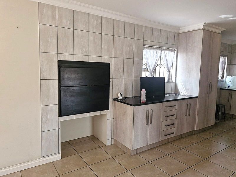 Townhouse For Sale in Hartenbos Heuwels - Photo 4