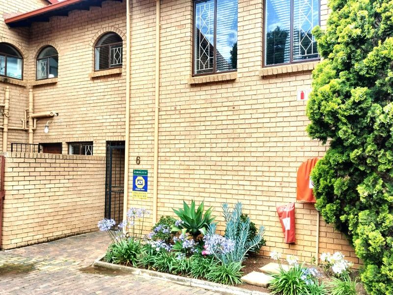 Townhouse For Sale in Roodekrans - Photo 2