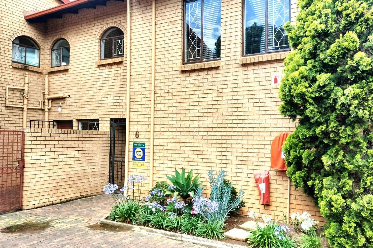 Townhouse For Sale in Roodekrans - Photo 2