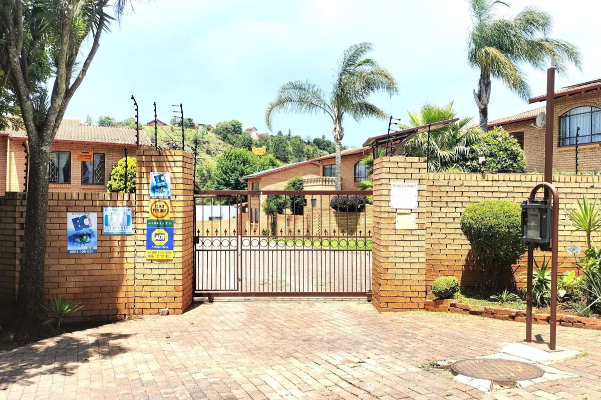 Townhouse For Sale in Roodekrans - Photo 4