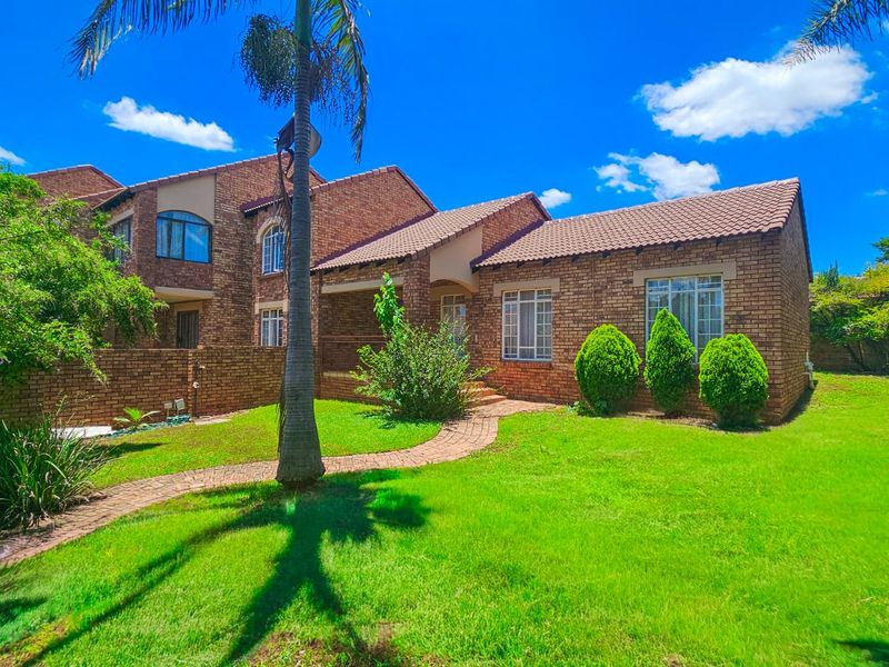 Townhouse For Sale in Mooikloof Ridge - Photo 2