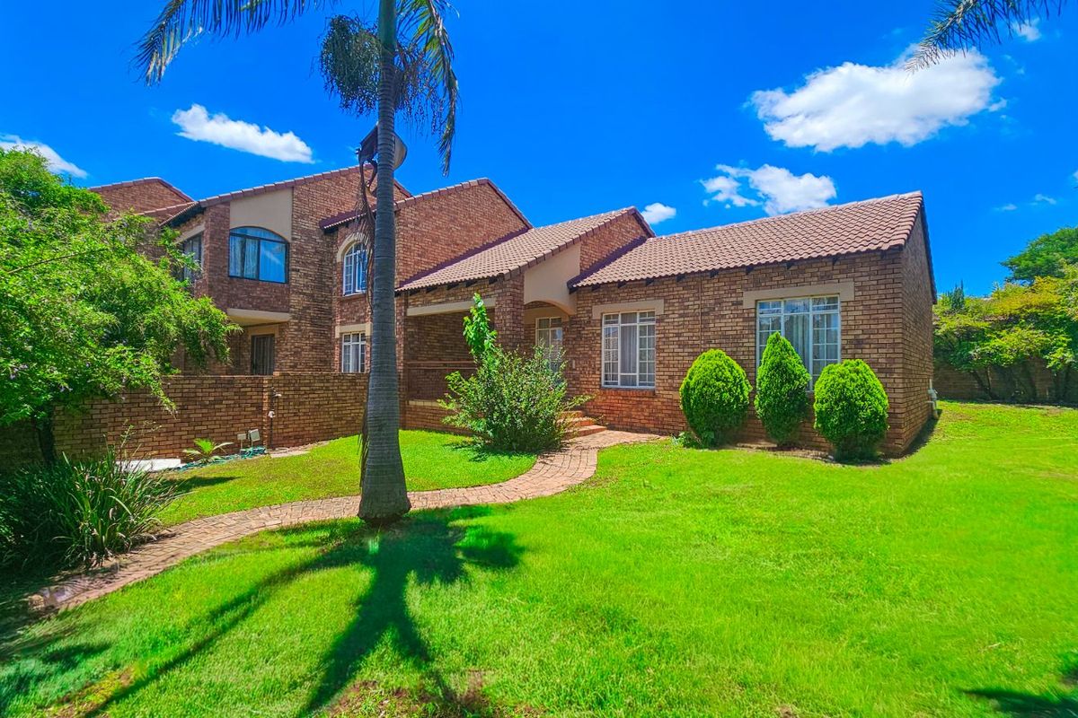 Townhouse For Sale in Mooikloof Ridge - Photo 2