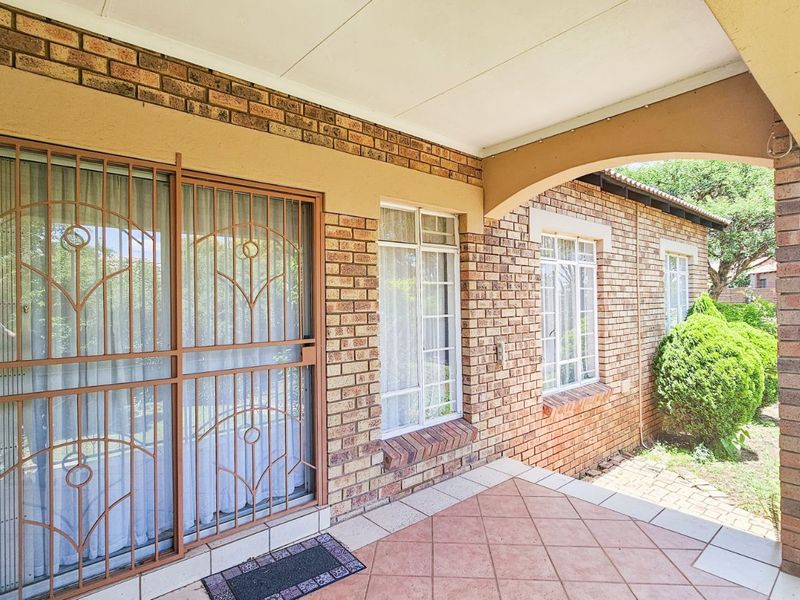 Townhouse For Sale in Mooikloof Ridge - Photo 6