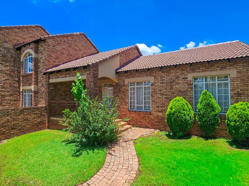 Townhouse For Sale in Mooikloof Ridge - Photo 3