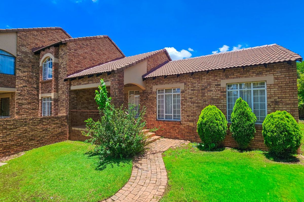 Townhouse For Sale in Mooikloof Ridge - Photo 3