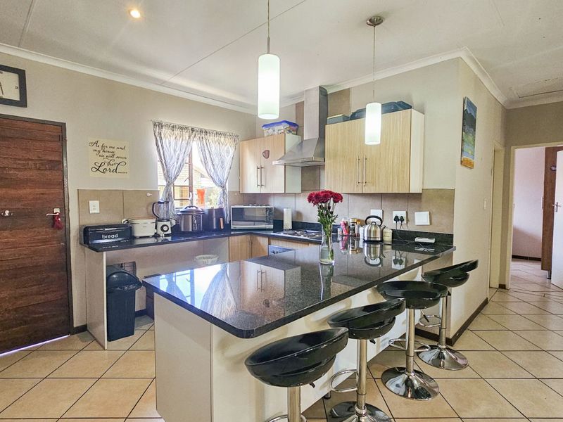 Townhouse For Sale in Mooikloof Ridge - Photo 10