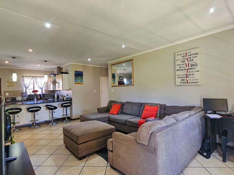 Townhouse For Sale in Mooikloof Ridge - Photo 9