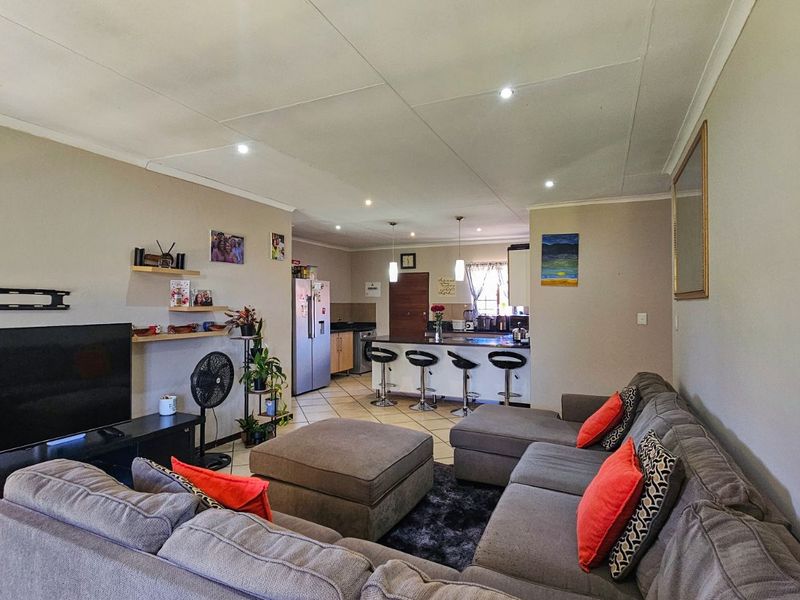 Townhouse For Sale in Mooikloof Ridge - Photo 8