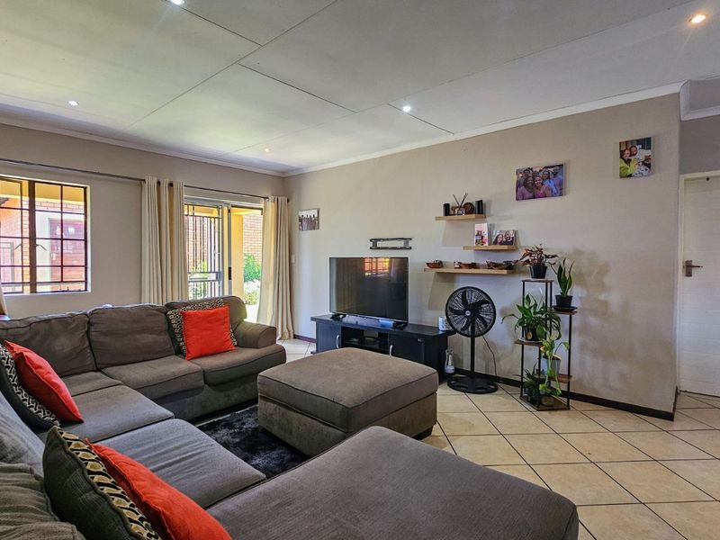 Townhouse For Sale in Mooikloof Ridge - Photo 6