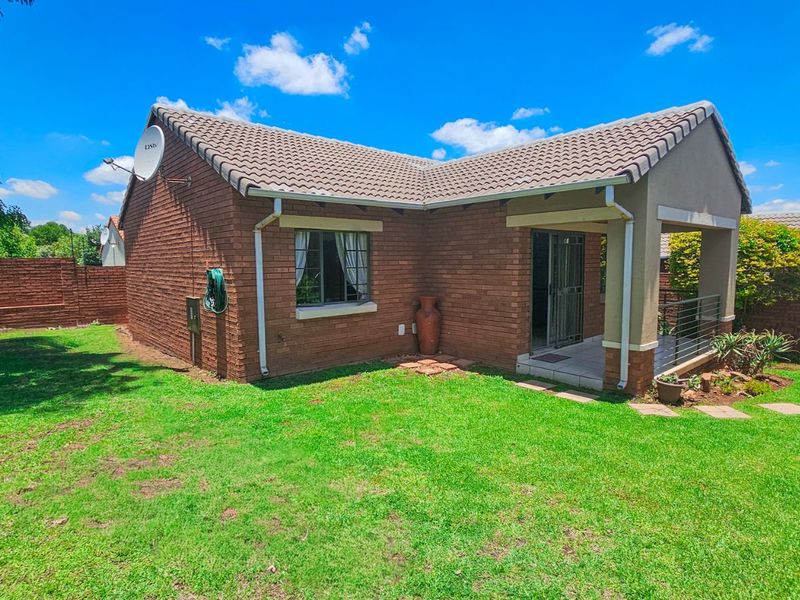 Townhouse For Sale in Mooikloof Ridge - Photo 2